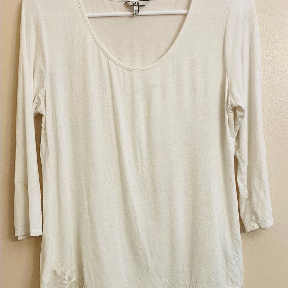 Woman’s tee BKE BUCKLE SIZE LARGE WHITE LACE TOP